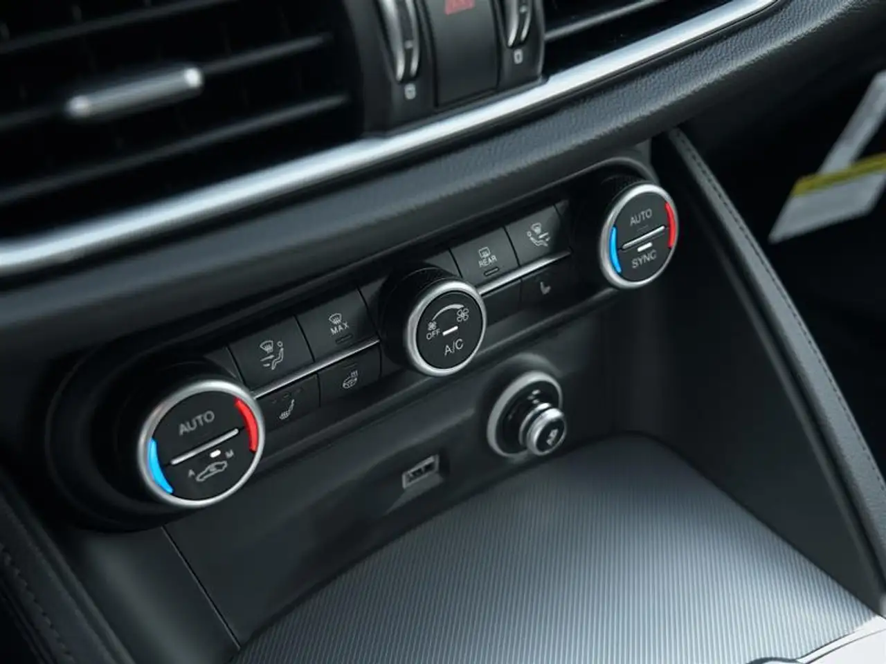 Alfa Romeo Stelvio снимка Alfa Romeo Stelvio