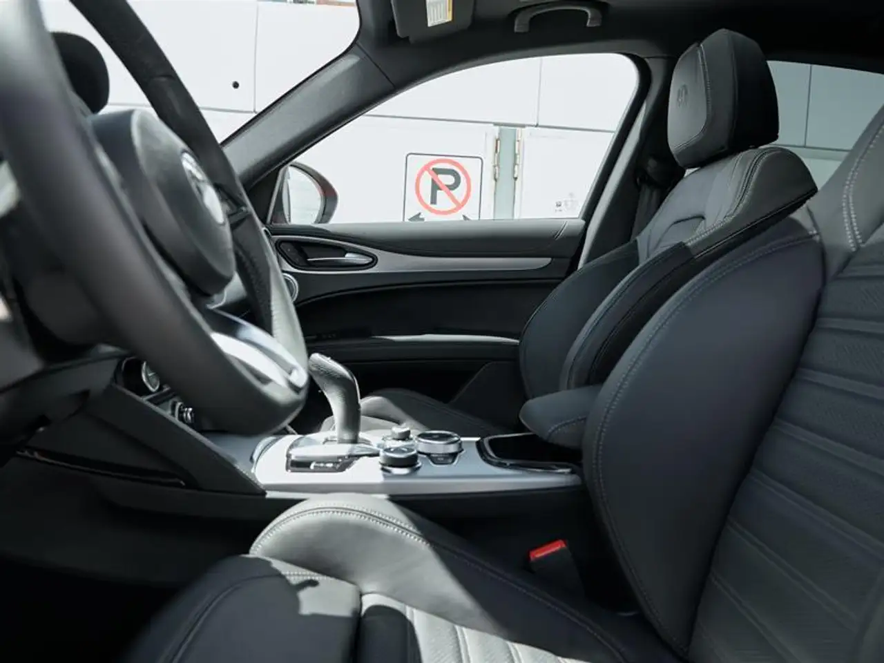 Alfa Romeo Stelvio снимка Alfa Romeo Stelvio