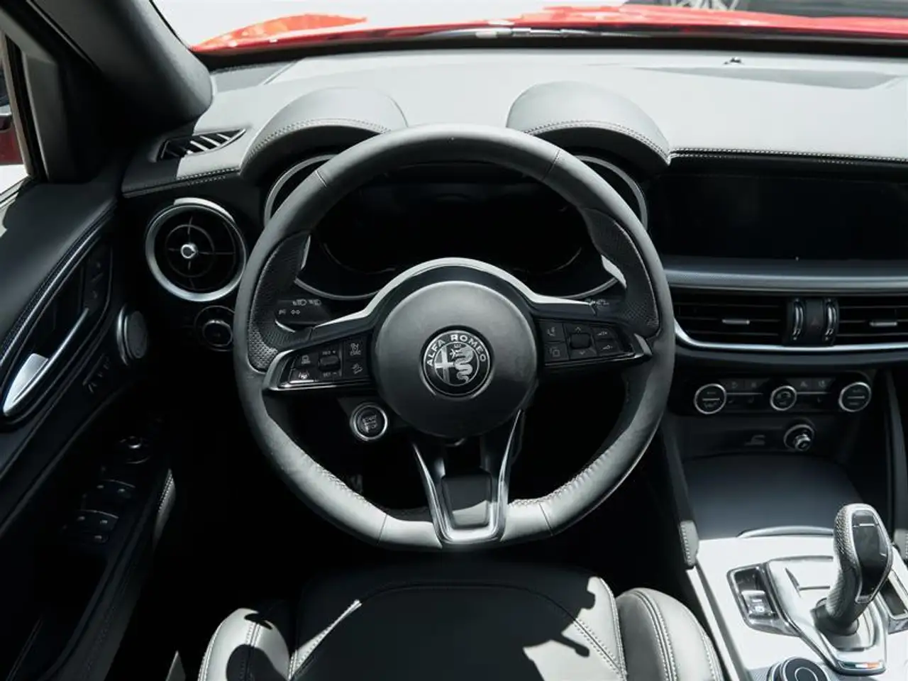 Alfa Romeo Stelvio снимка Alfa Romeo Stelvio