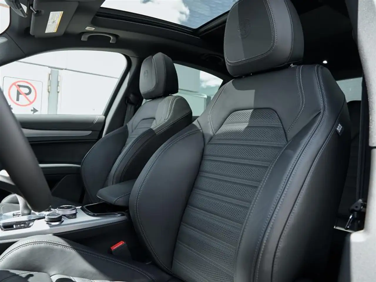 Alfa Romeo Stelvio снимка Alfa Romeo Stelvio
