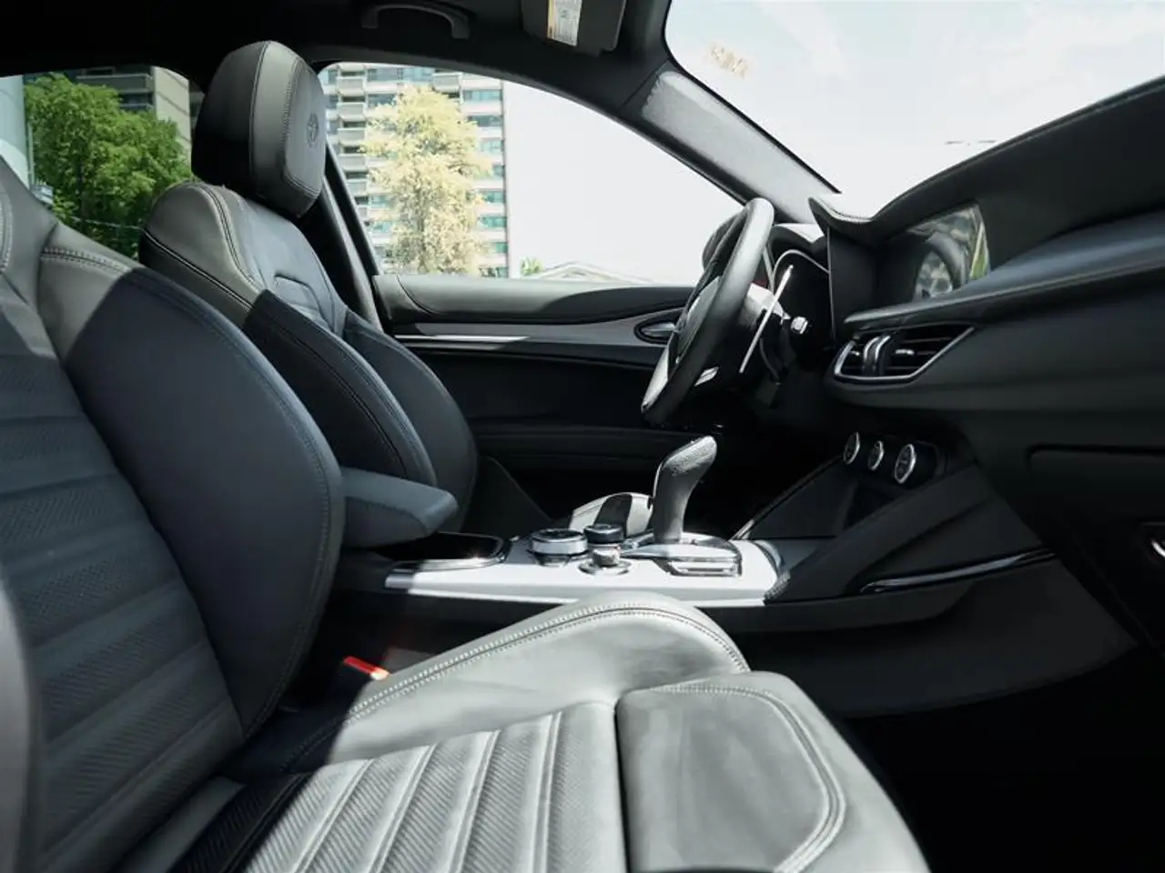 Alfa Romeo Stelvio снимка Alfa Romeo Stelvio