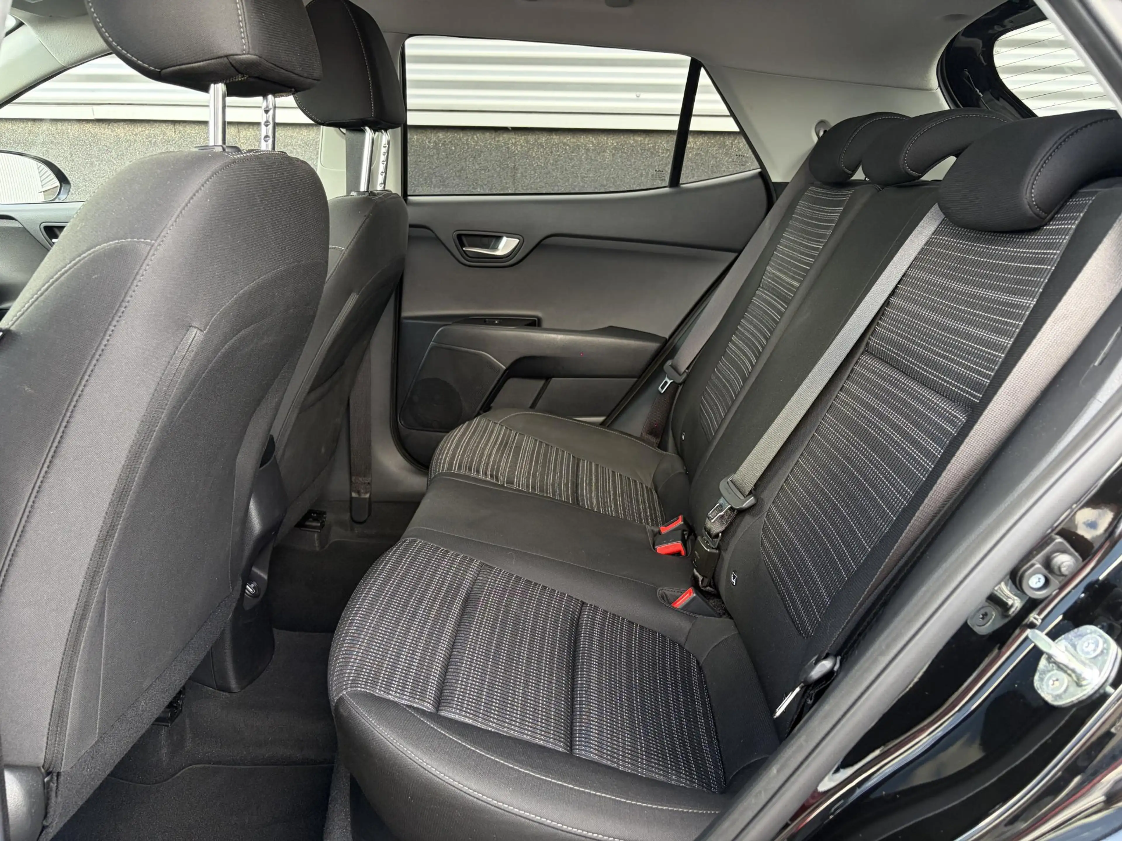 Kia Stonic 1.0 T-GDi MHEV DynamicPlusLine Navigatie, Achterui — photo 8