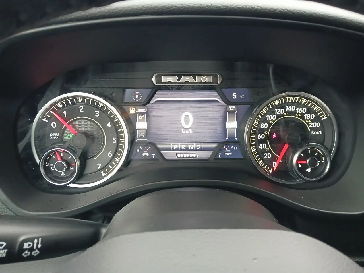 RAM 1500 снимка RAM 1500