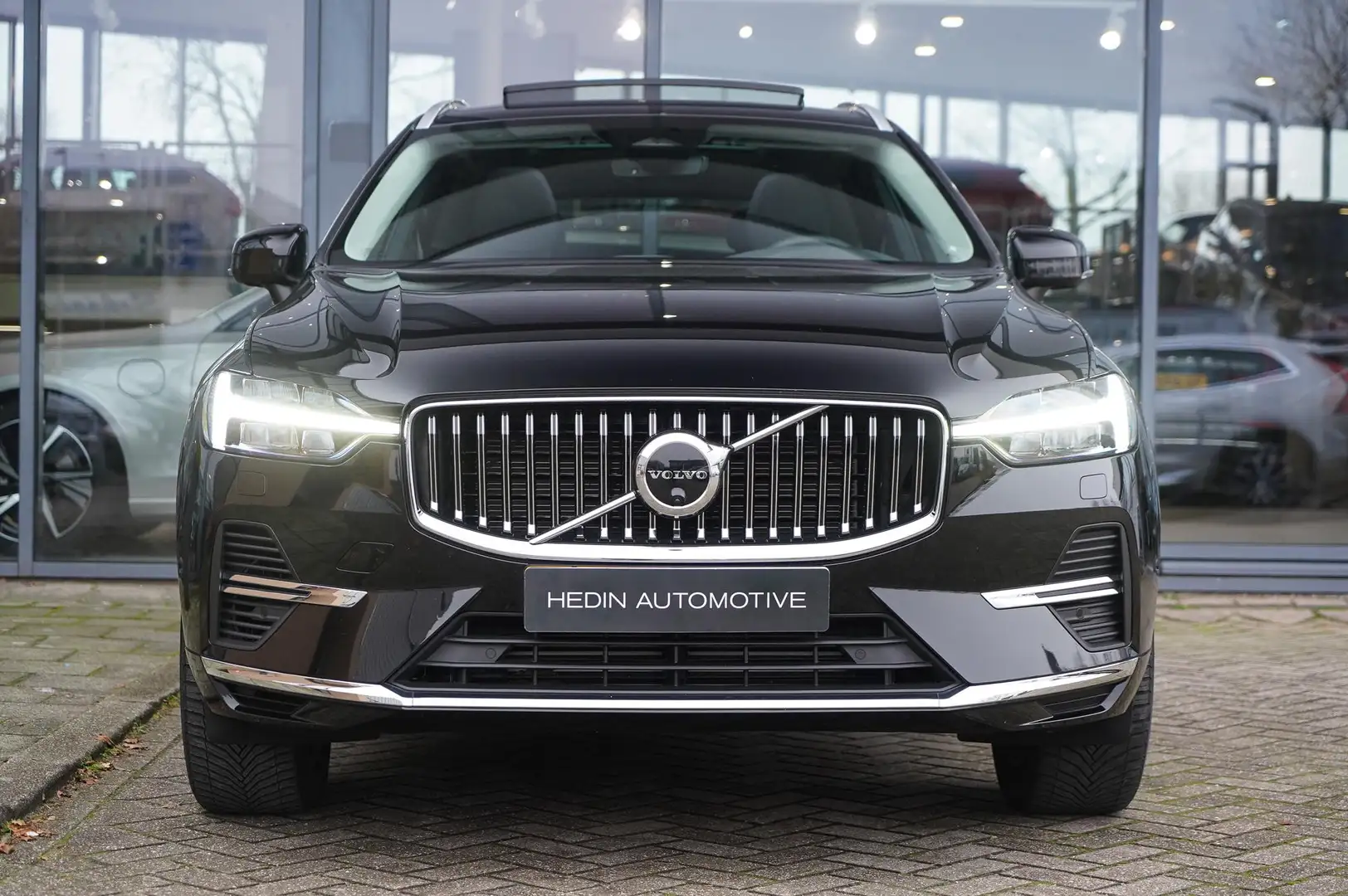 Volvo XC60 2.0 Recharge T8 | Plus | 2.250 kg trekgewicht! | L Schwarz - 2