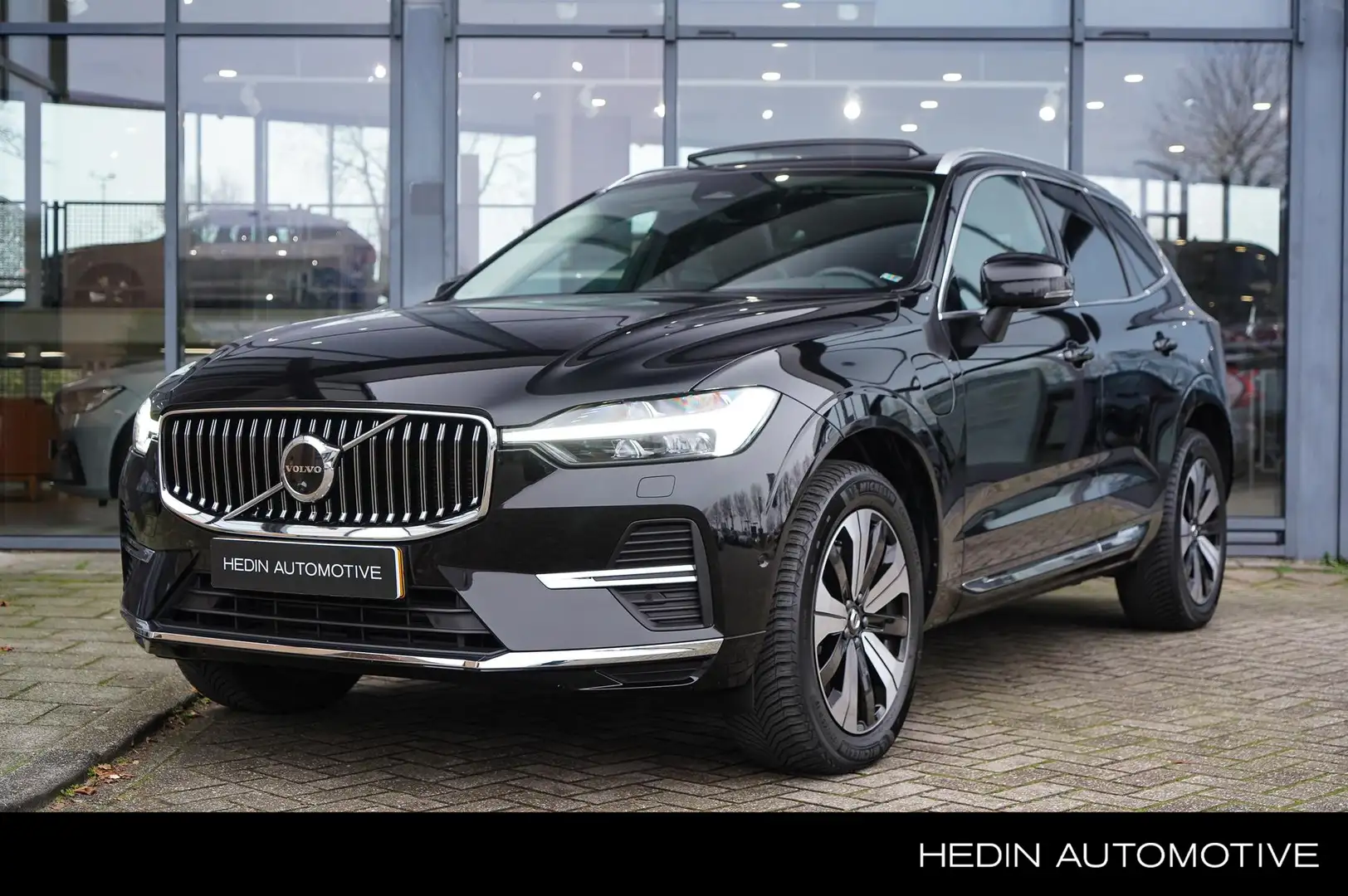 Volvo XC60 2.0 Recharge T8 | Plus | 2.250 kg trekgewicht! | L Schwarz - 1