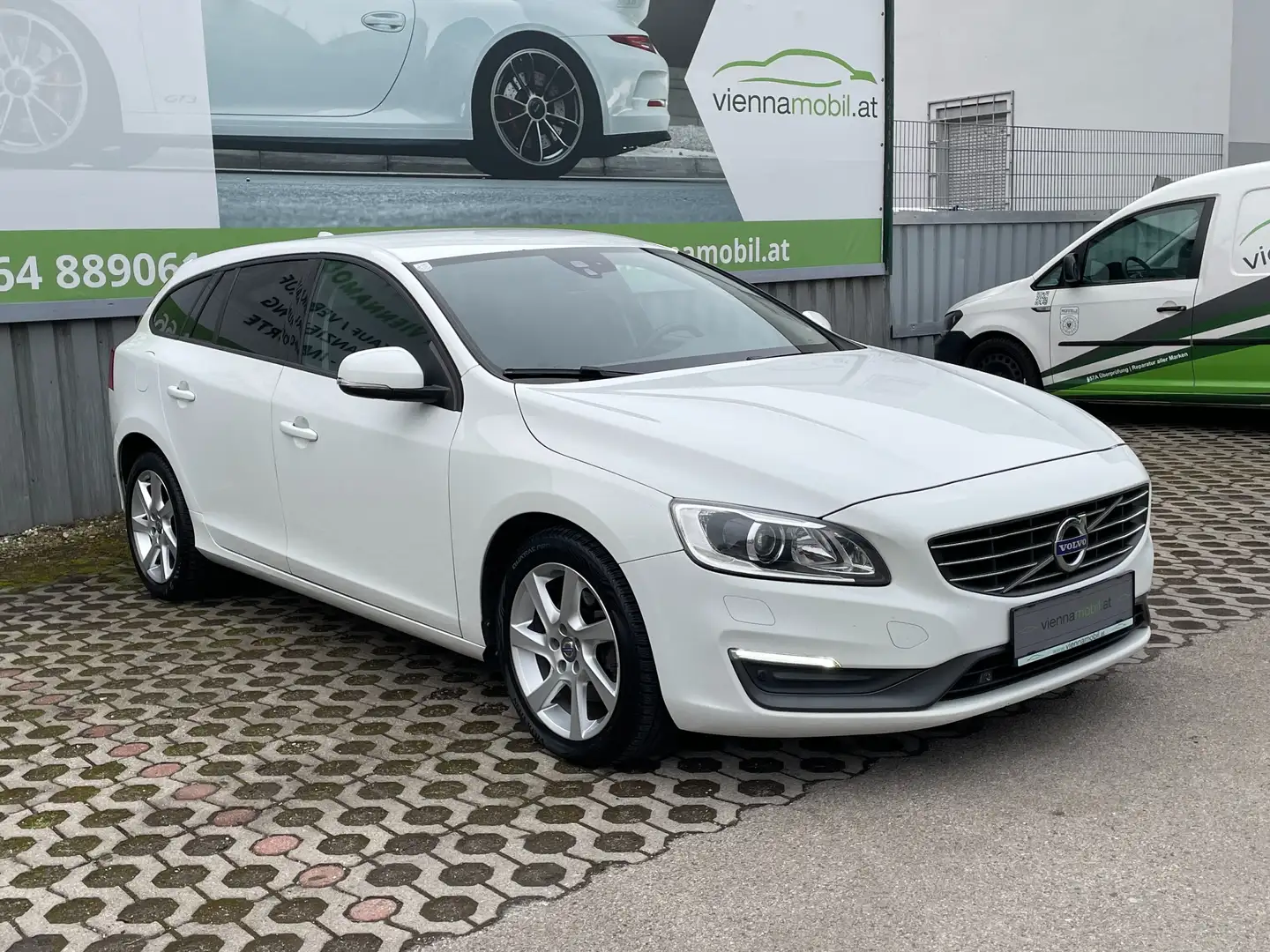 Volvo V60 D3 Aut. * 5 Zylinder * 2. Besitz * Weiß - 1
