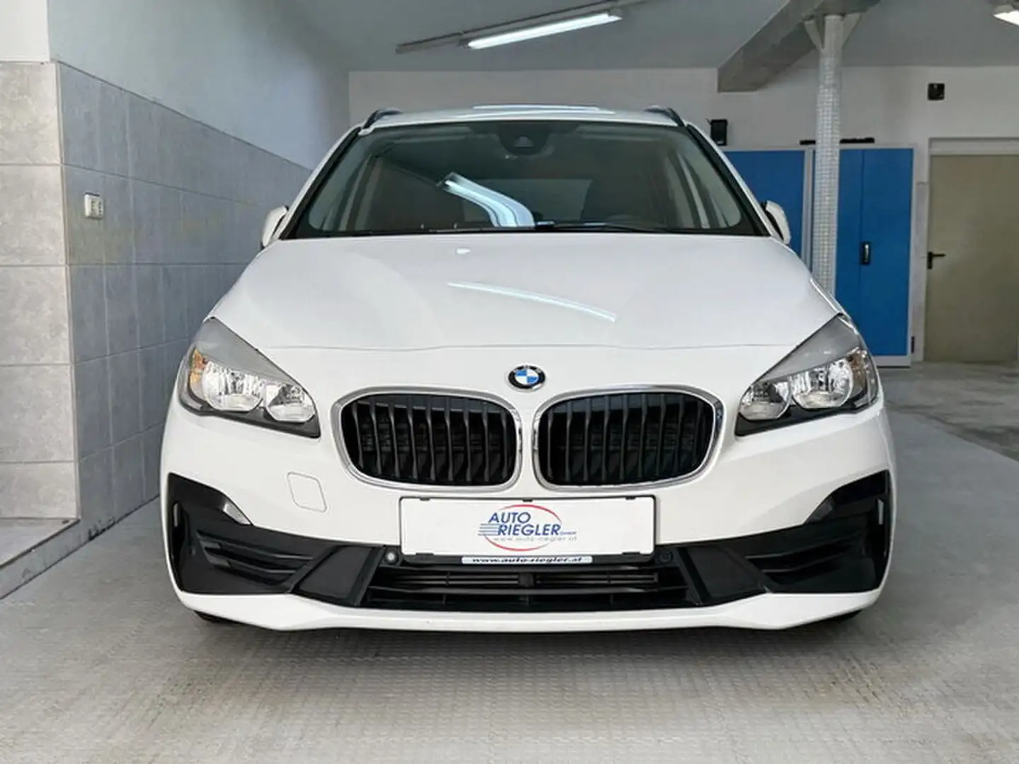 BMW 218 d Advantage ''Sportsitze-Navi-Kamera-AHK-Alu17'' Weiß - 2