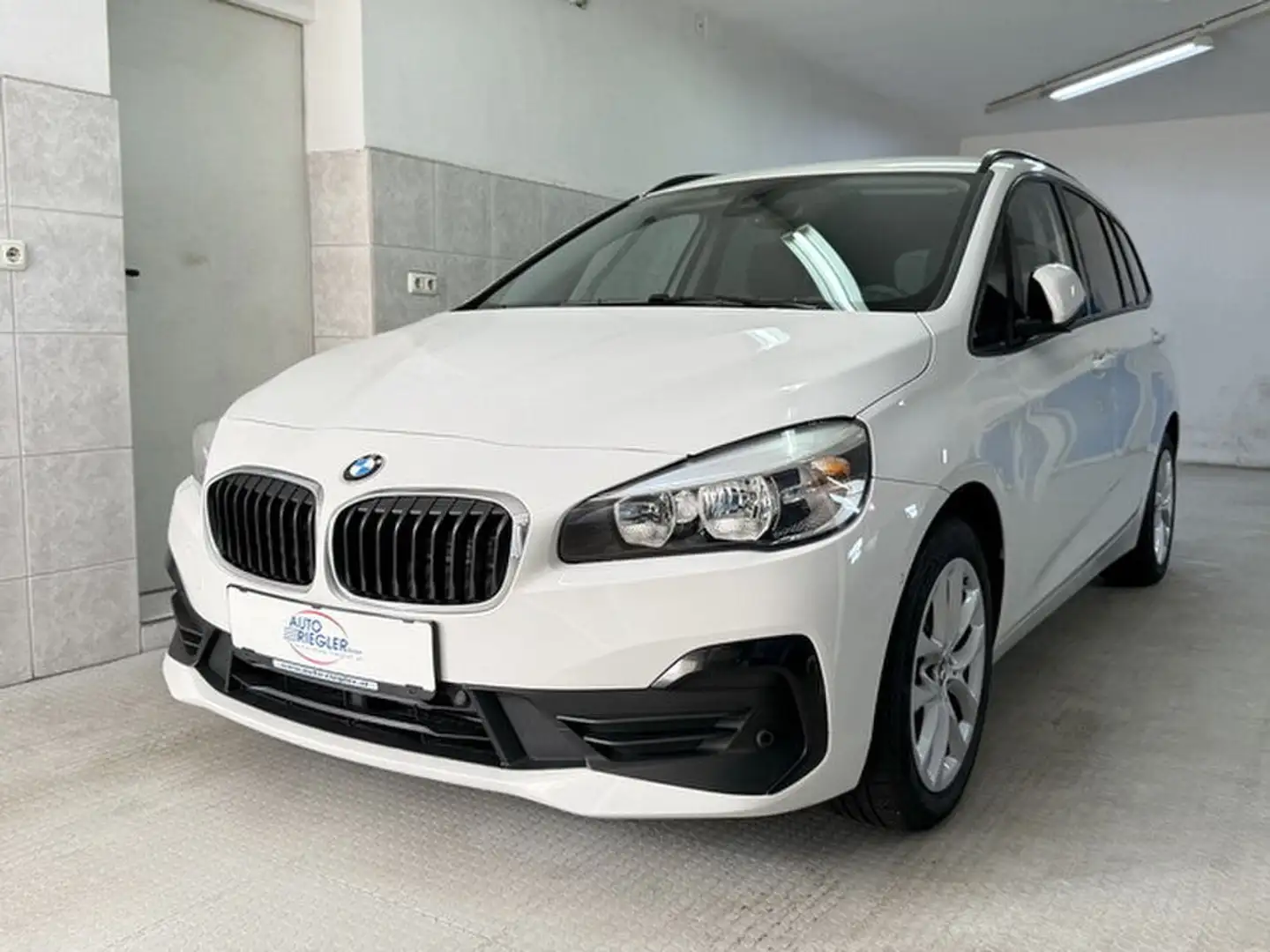 BMW 218 d Advantage ''Sportsitze-Navi-Kamera-AHK-Alu17'' Weiß - 1