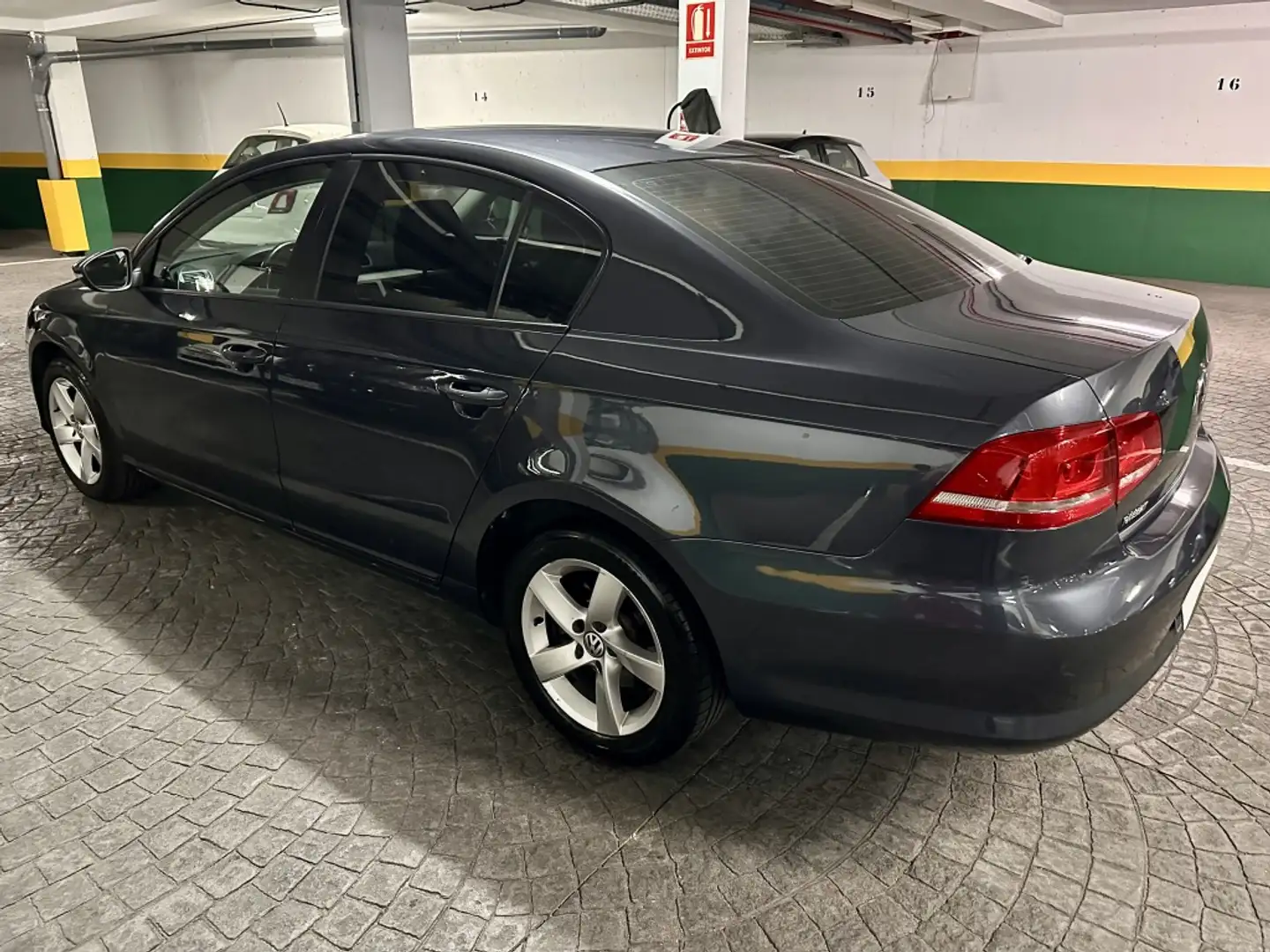 Volkswagen Passat 1.6TDI Business BlueMotion Gris - 1