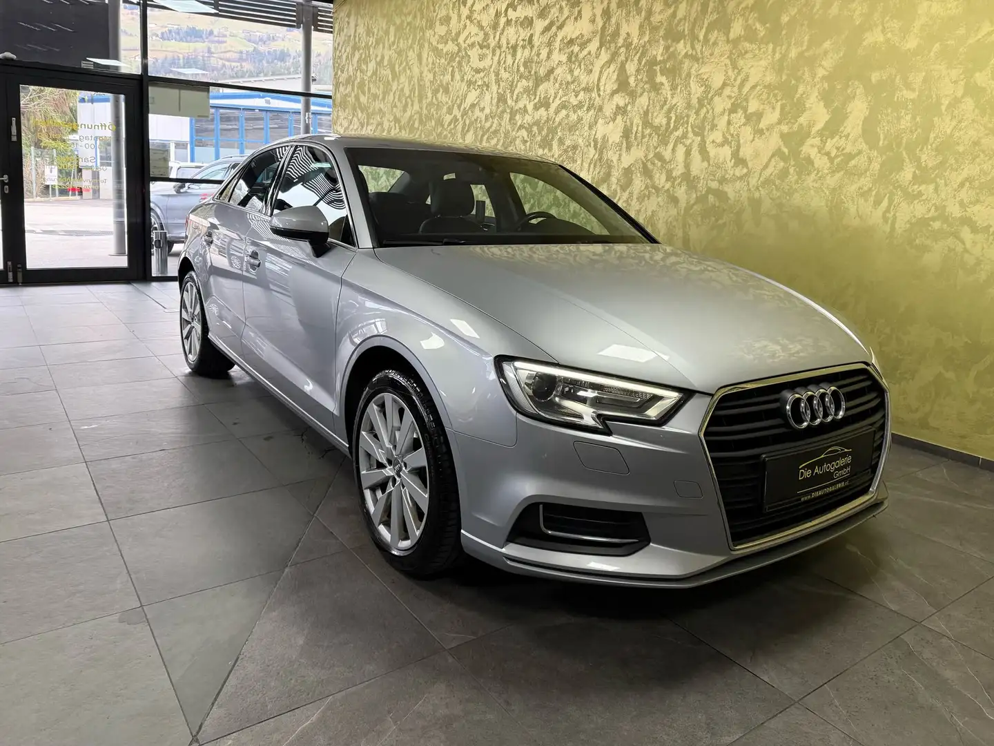 Audi A3 30 TDI Design *TOP-ZUSTAND*LEDER*NAVI*SHZ* Grau - 2