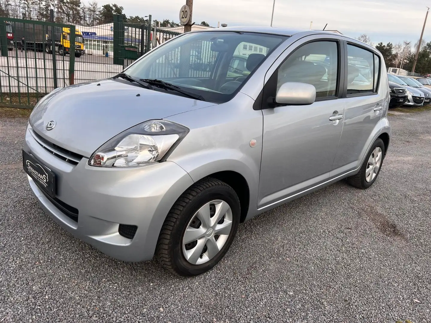 Daihatsu Sirion 1.0 Klima Servo Tüv + Insp.neu srebrna - 1