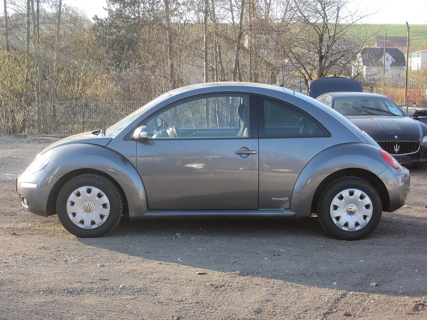 Volkswagen Beetle 1,6 FREESTYLE EINPARK/SITZHEIZ/TEMPOMAT Grau - 2