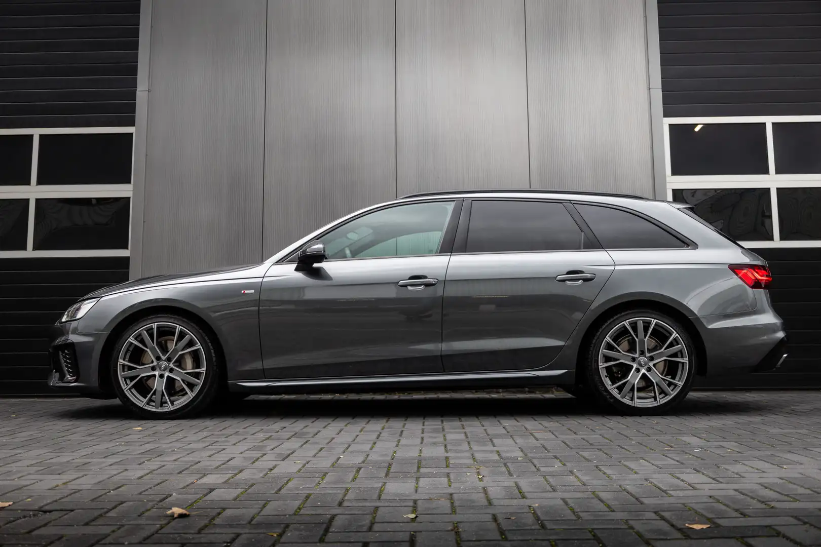 Audi A4 Avant 40 TFSI 204 pk S-Edition / Pano-Dak/ Adap.Cr Grijs - 2