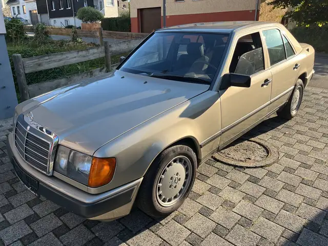 Mercedes-Benz E 230 Automatik,  ZV, el. SSD, AHK abnehmbar