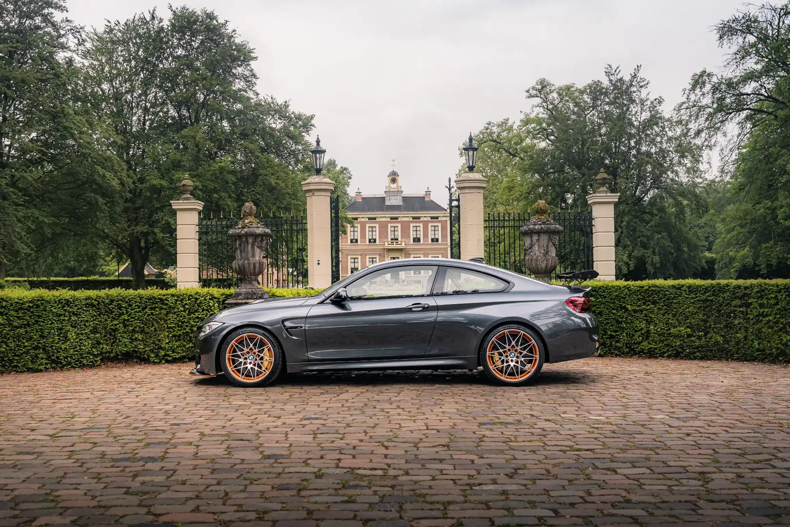 BMW M4 4-serie Coupé GTS Origineel geleverde NL-auto Grijs - 2