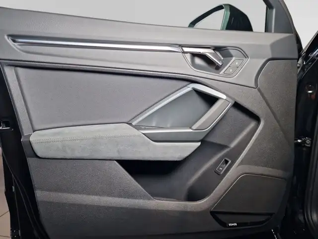 Audi Q3 view 14