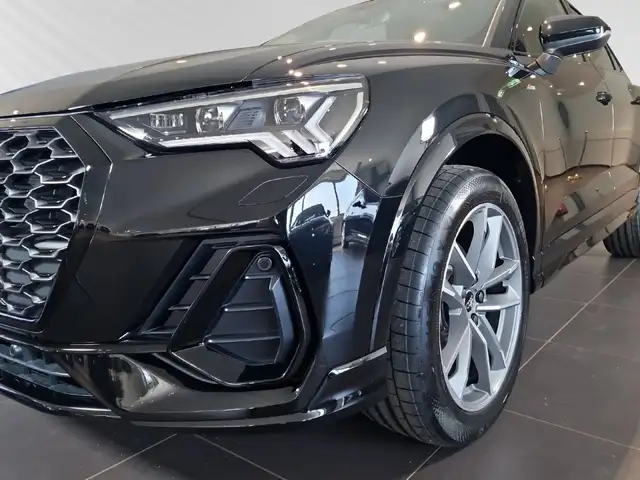 Audi Q3 view 6