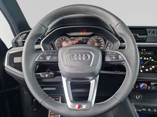 Audi Q3 view 13