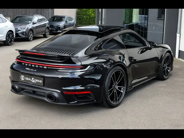 Porsche 911 view 6