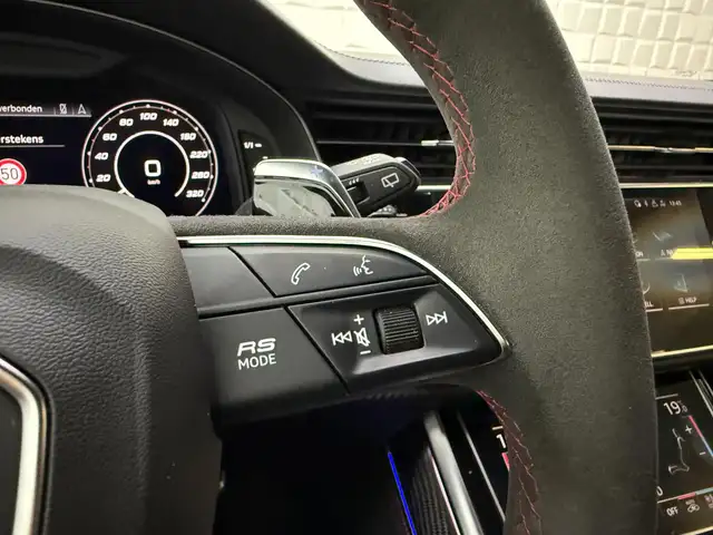 Audi RS Q8 view 23