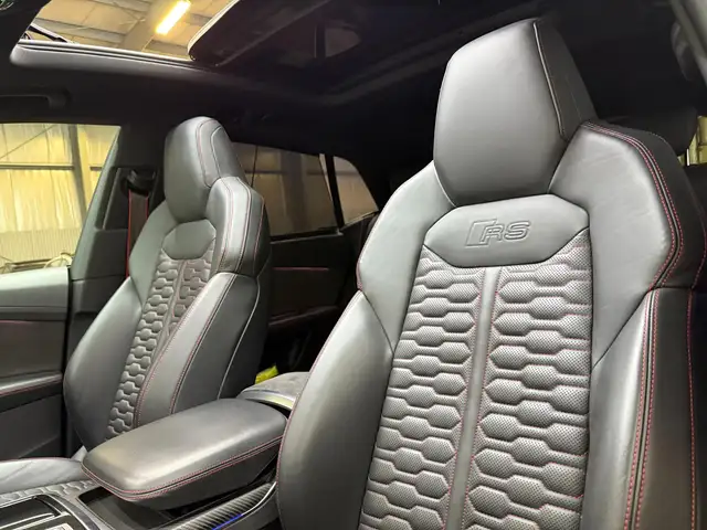 Audi RS Q8 view 11