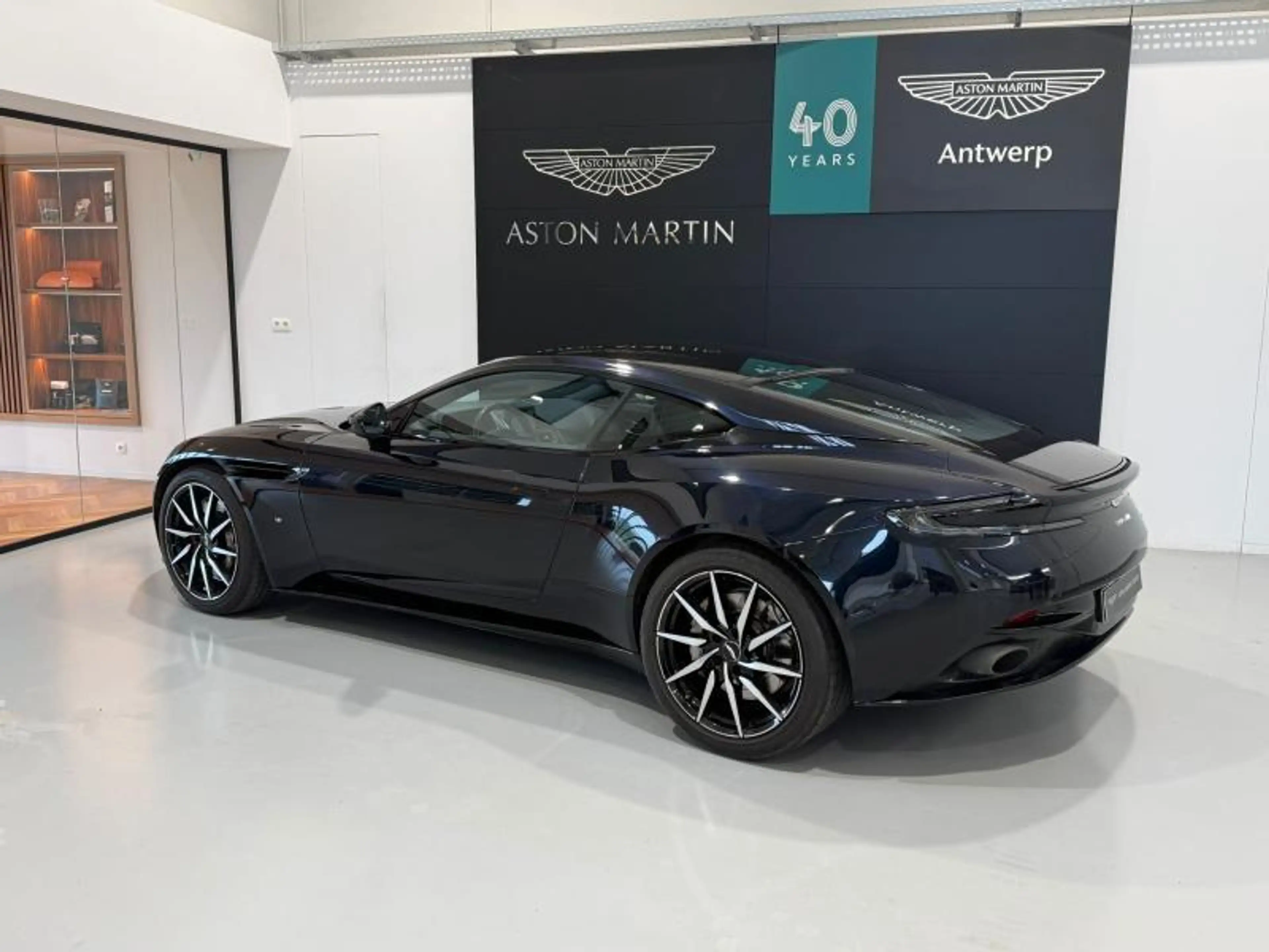Aston Martin DB11 Coupe — photo 9