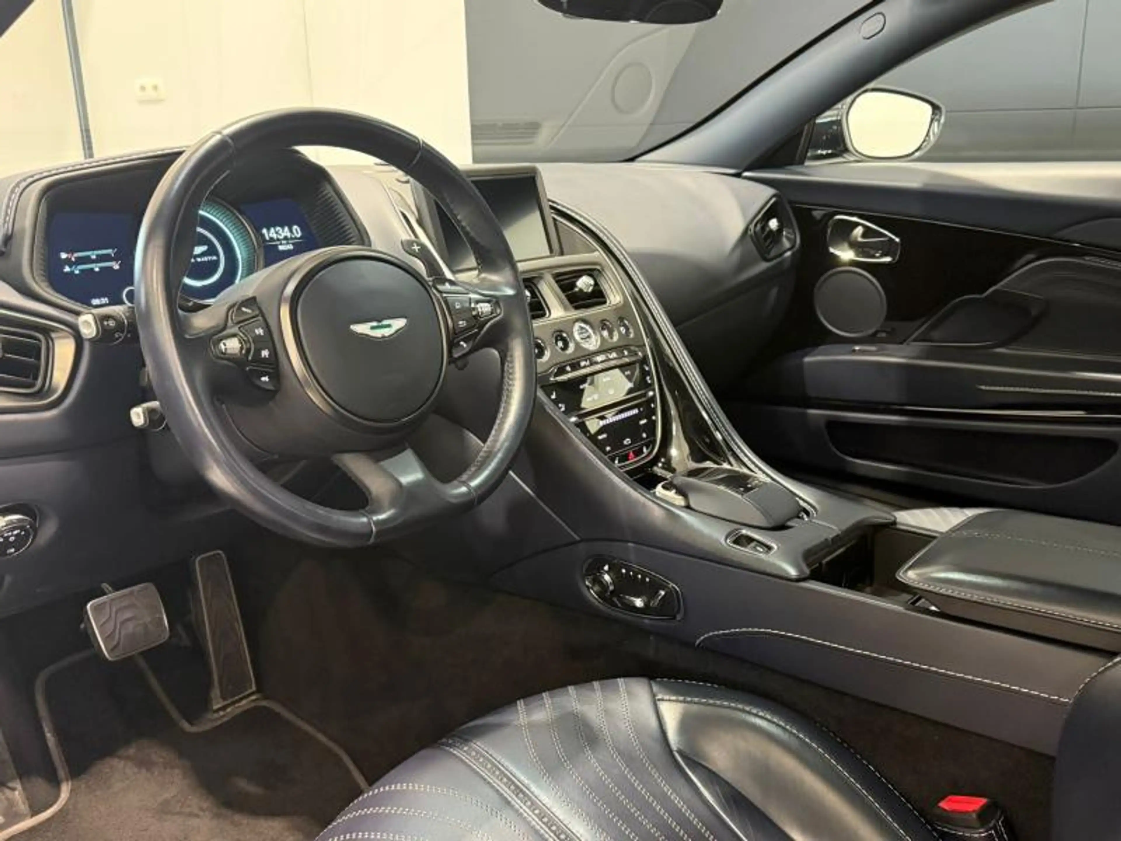 Aston Martin DB11 Coupe — photo 6