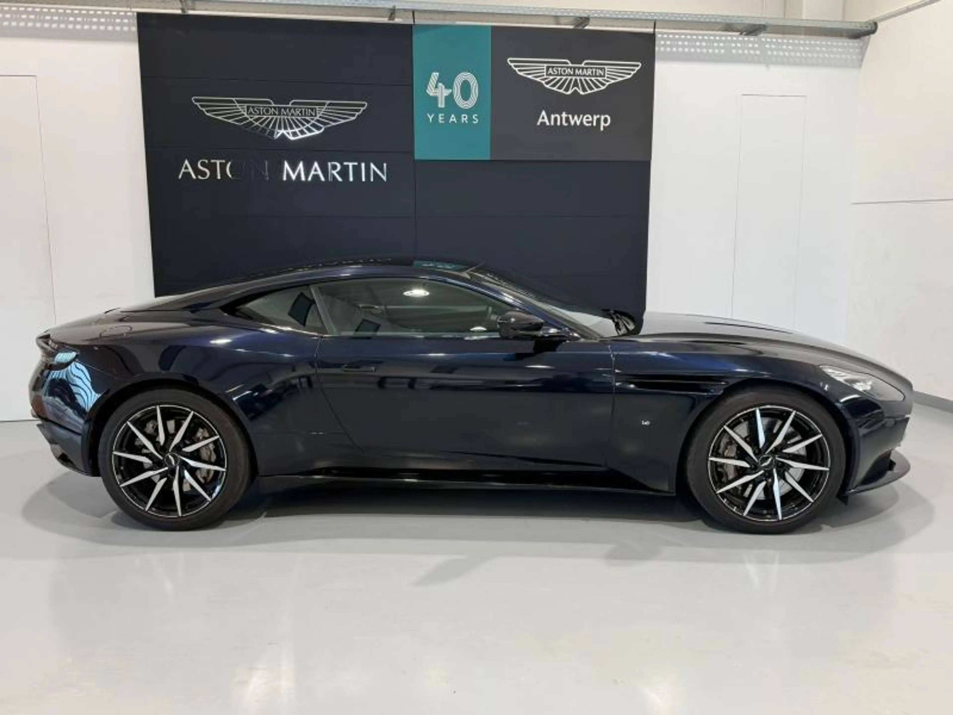 Aston Martin DB11 Coupe — photo 3