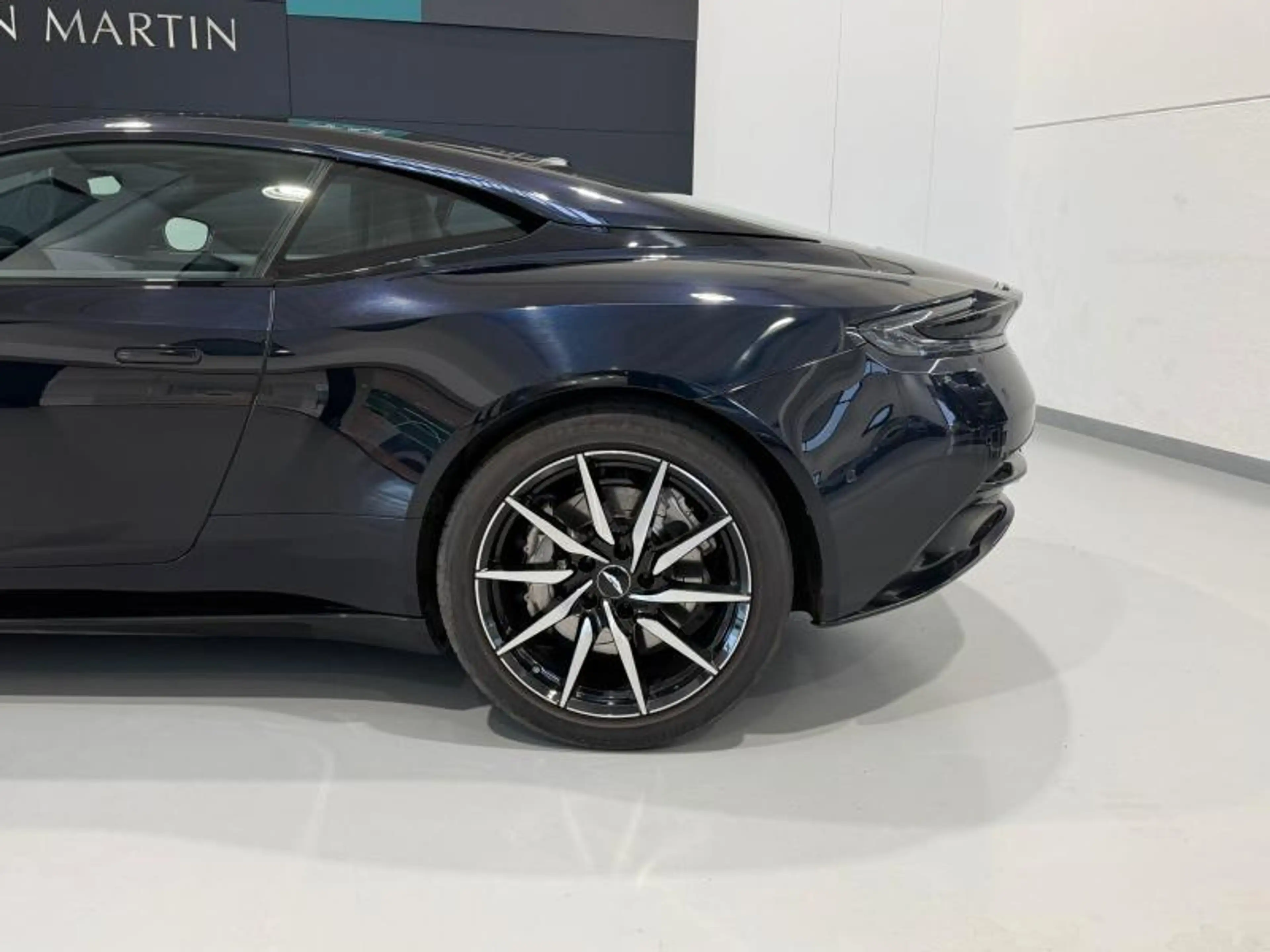 Aston Martin DB11 Coupe — photo 8