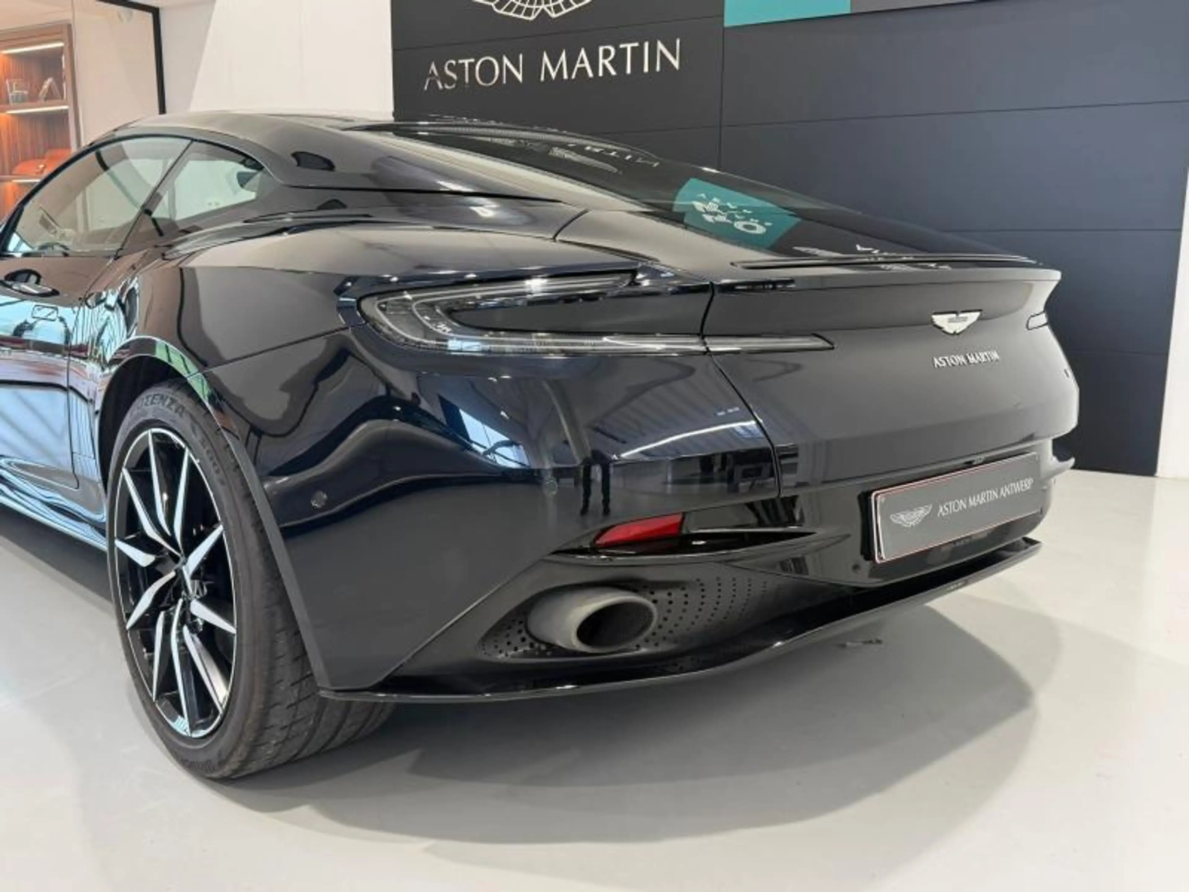 Aston Martin DB11 Coupe — photo 4