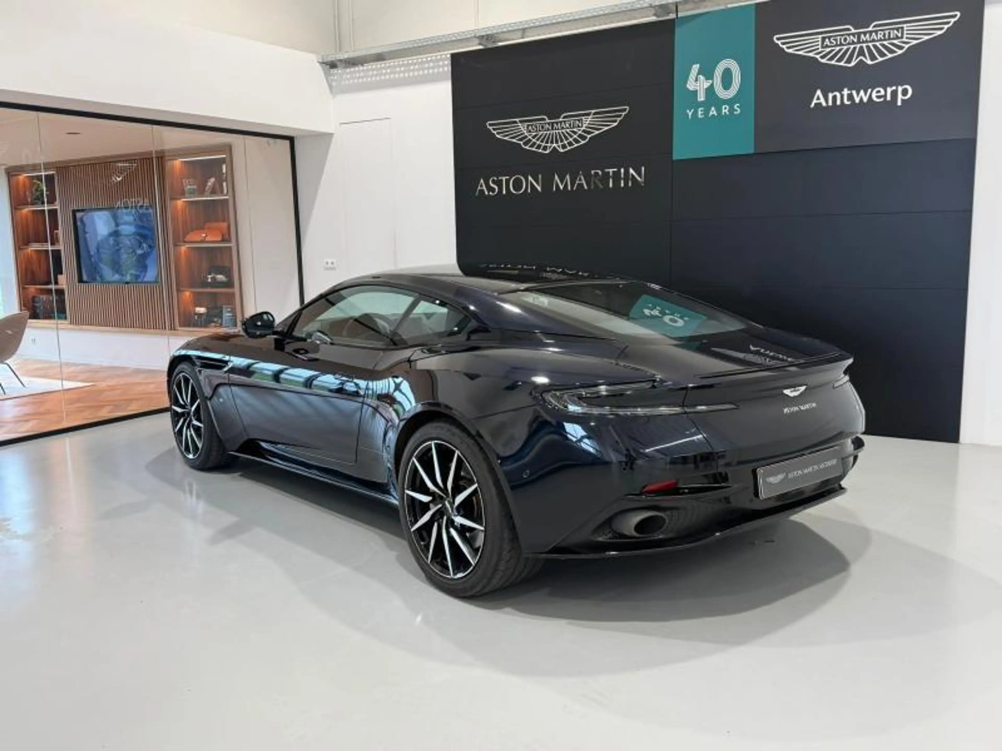 Aston Martin DB11 Coupe — photo 5
