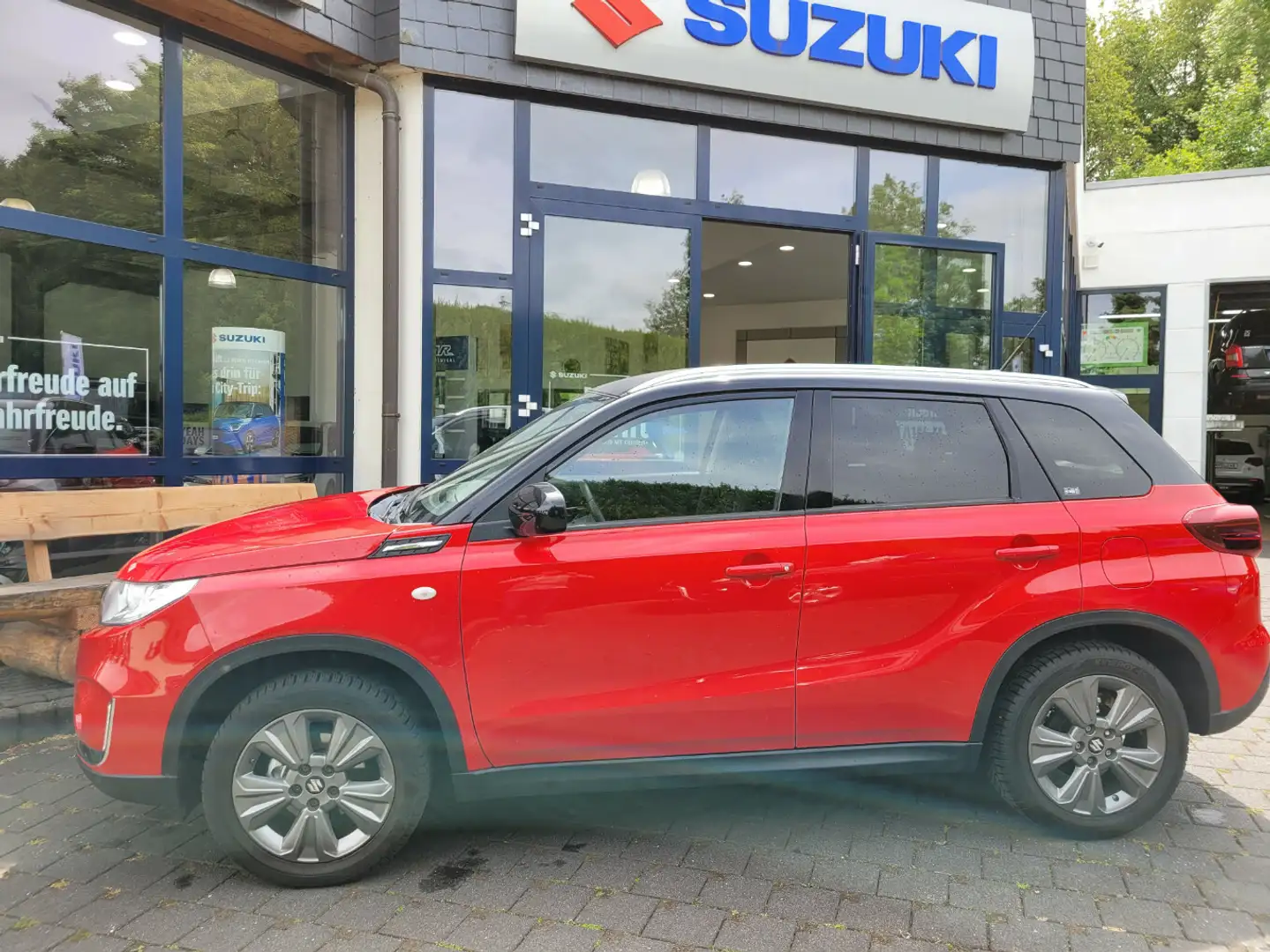 Suzuki Vitara 1.0 Comfort 4x4*nur 39.900km*Navi* Rot - 2