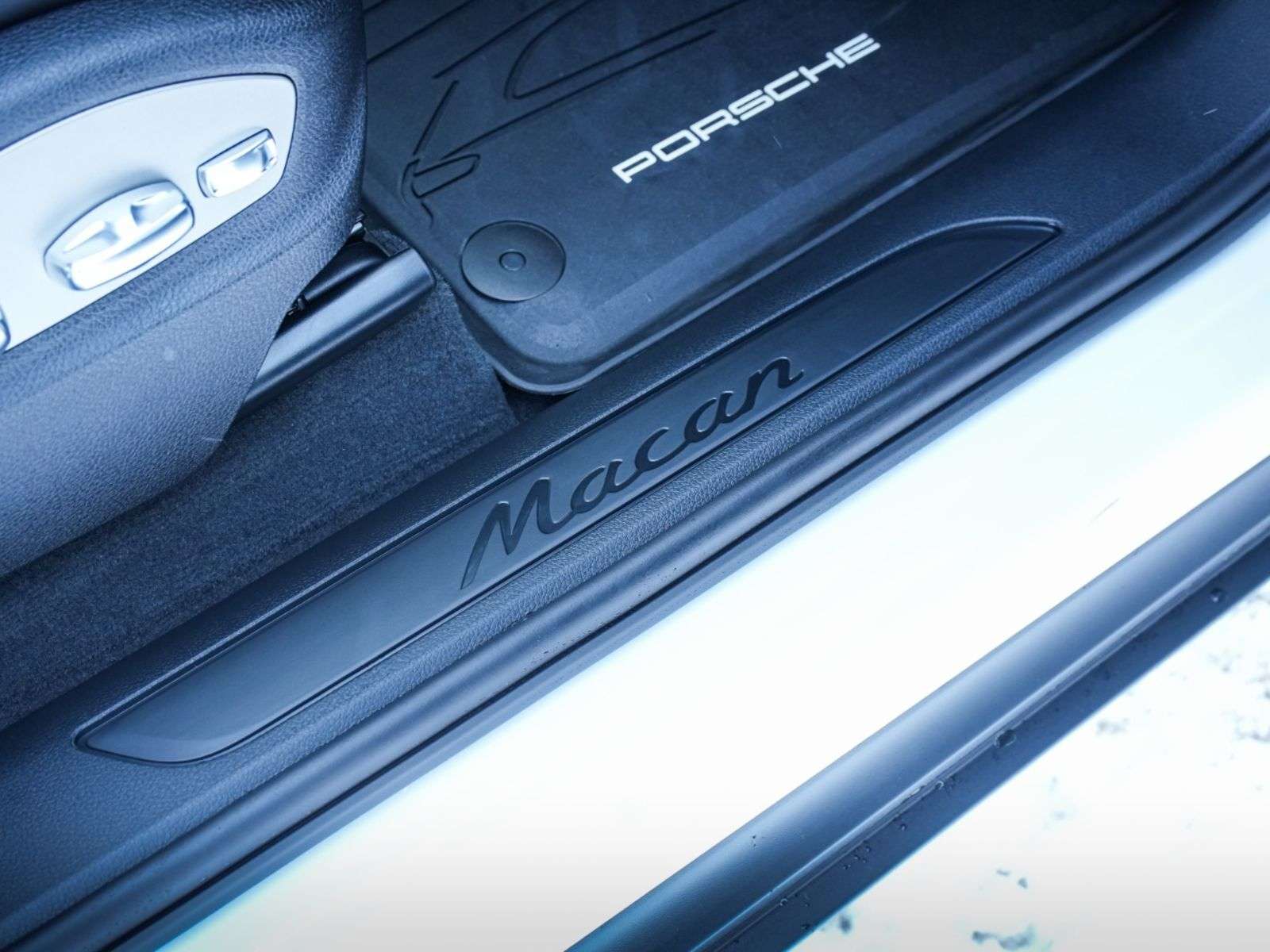 2026 Porsche Macan thumb 13