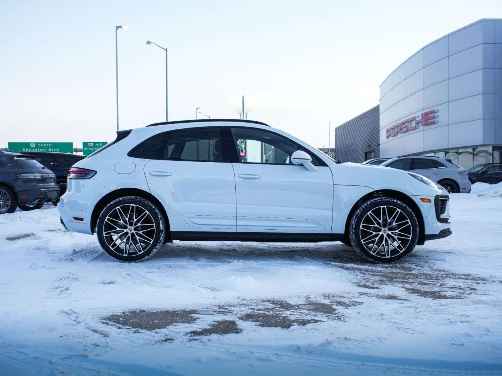 2026 Porsche Macan thumb 8