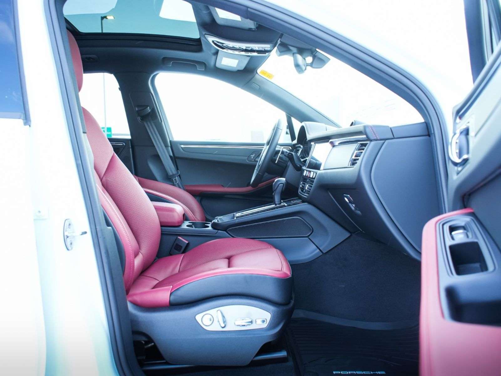 2026 Porsche Macan thumb 18