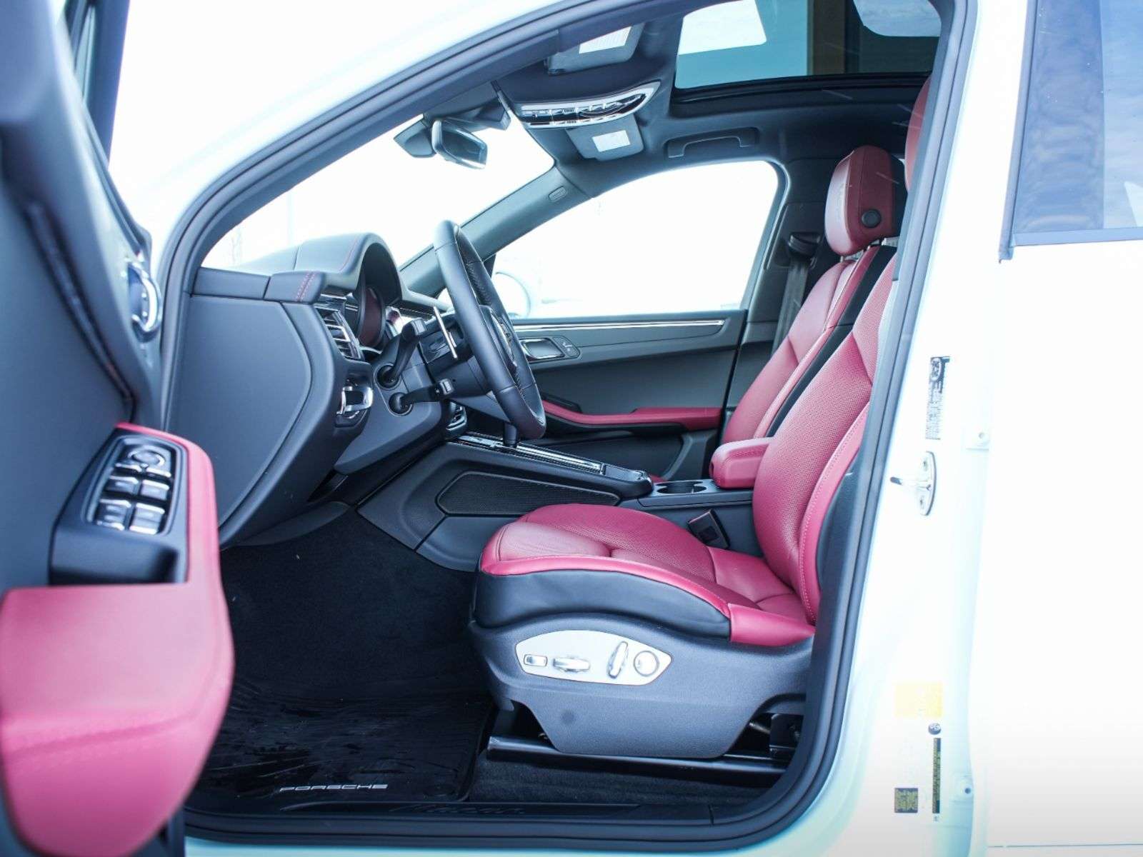 2026 Porsche Macan thumb 14