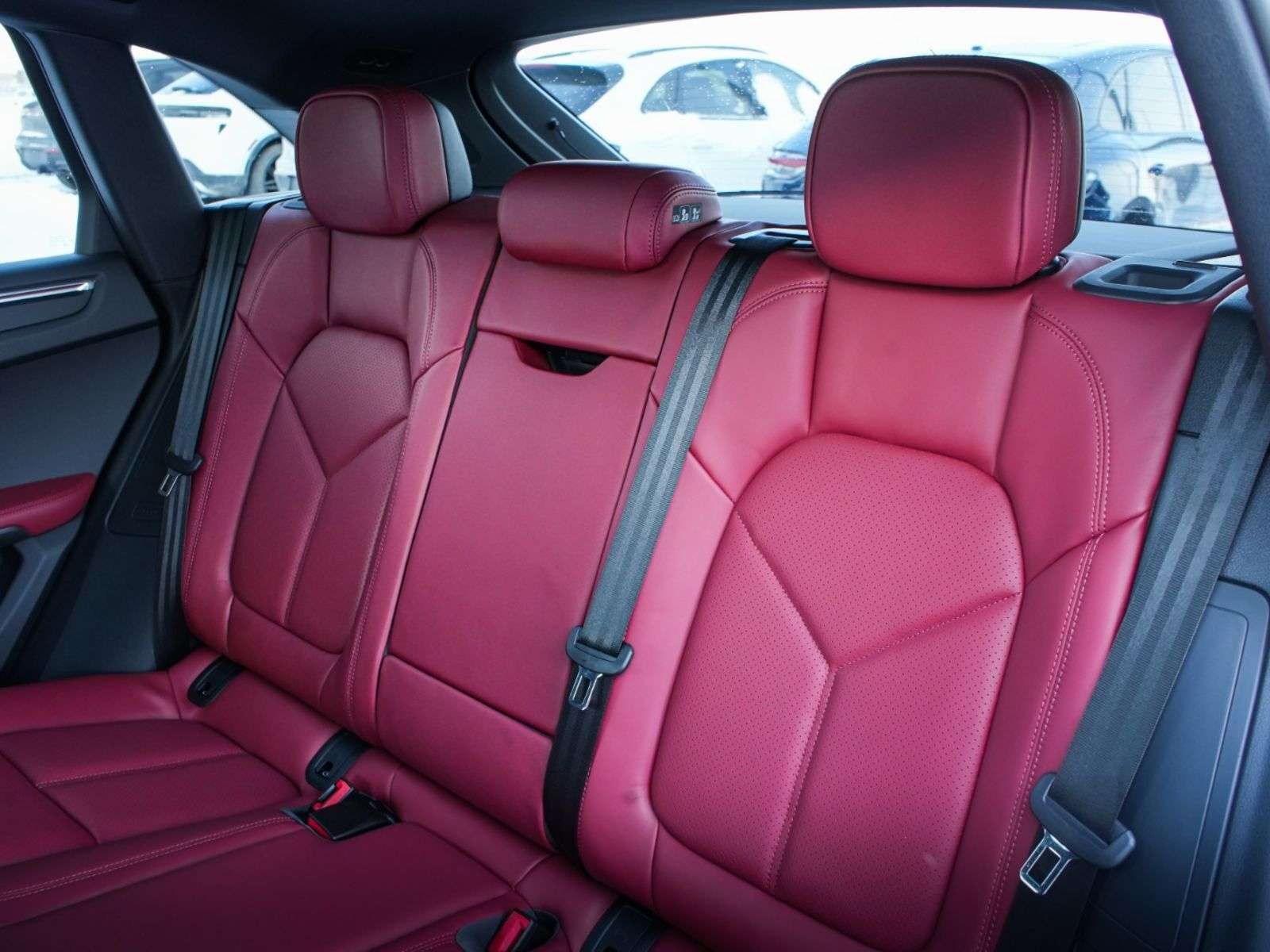 2026 Porsche Macan thumb 22
