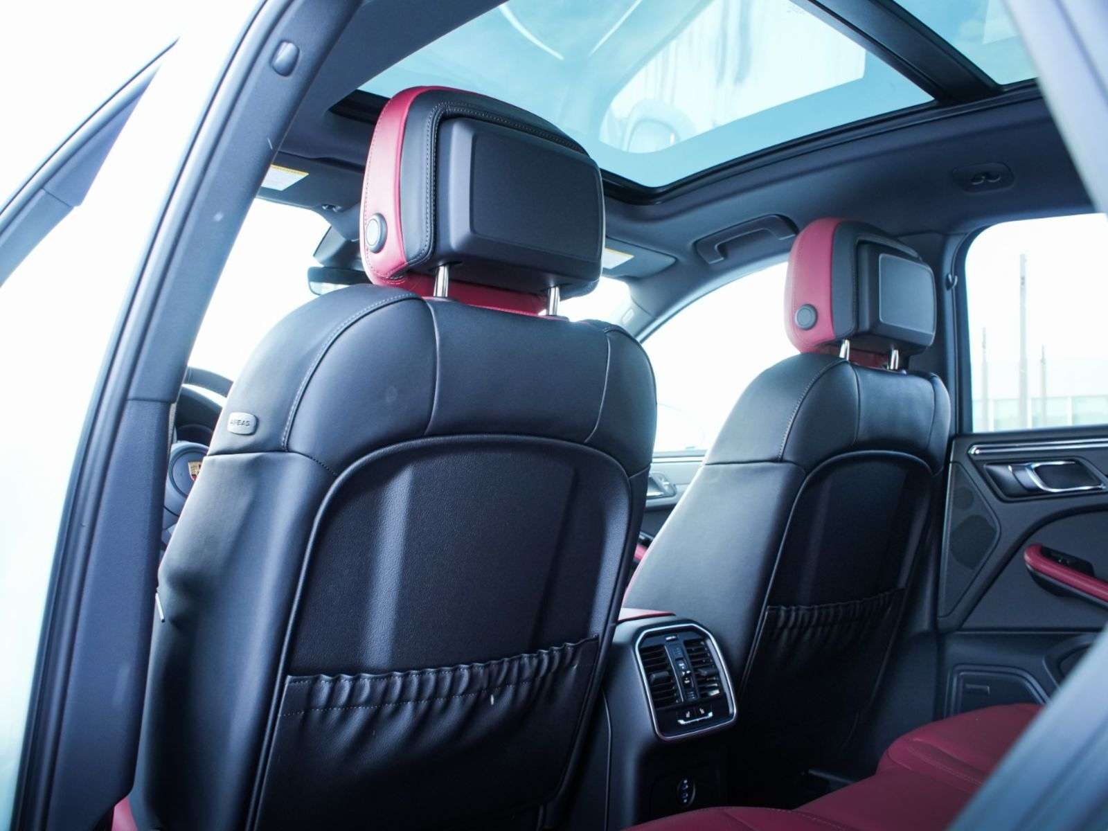 2026 Porsche Macan thumb 21