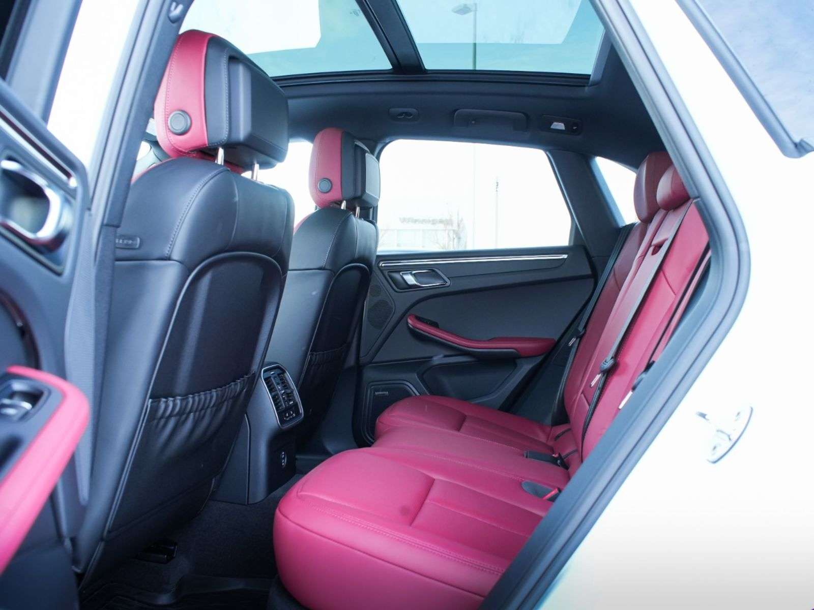 2026 Porsche Macan thumb 20