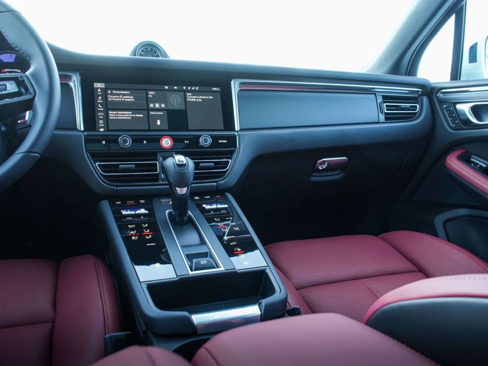 2026 Porsche Macan thumb 24