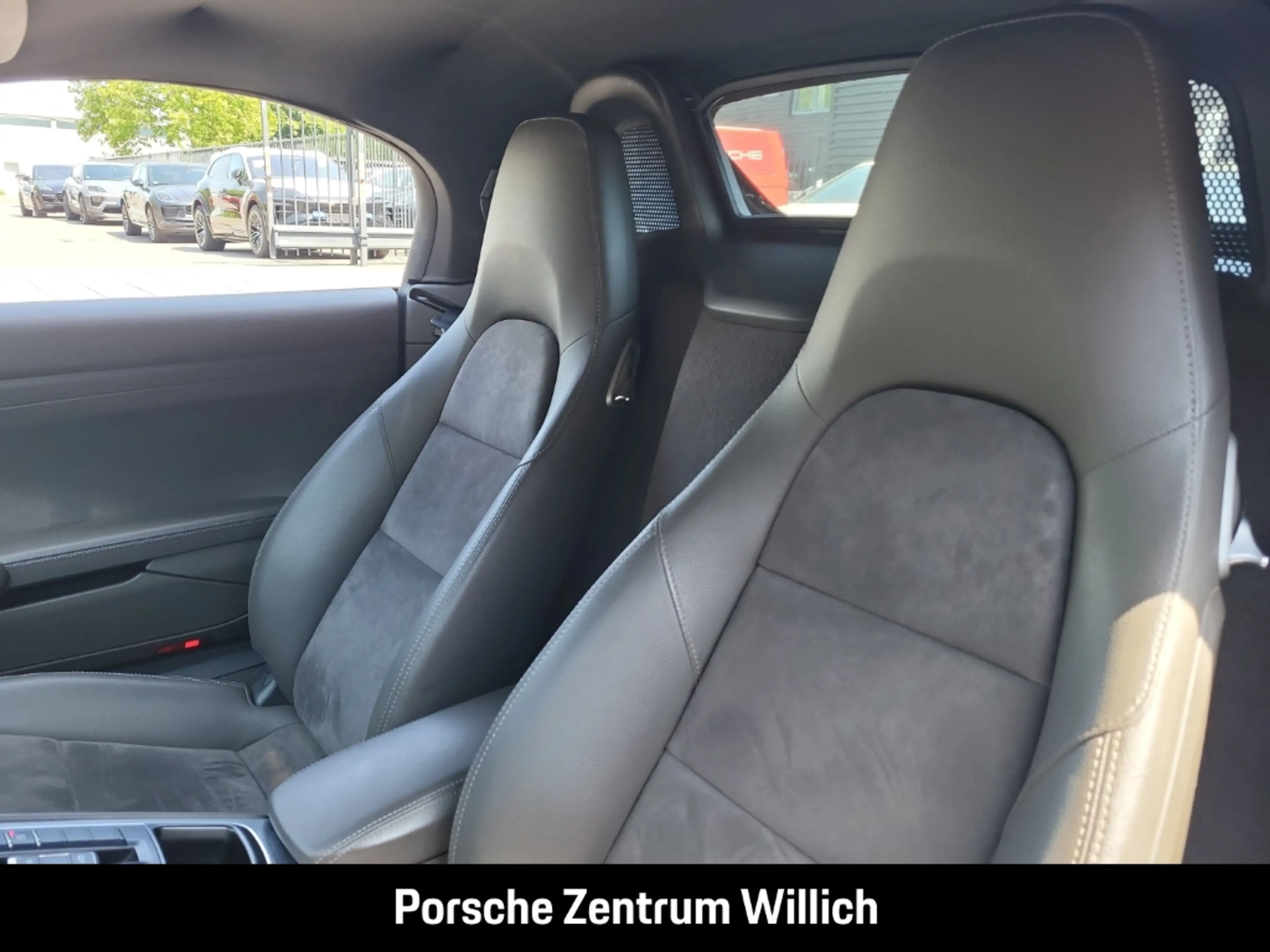 Porsche Boxster 718 S — photo 12
