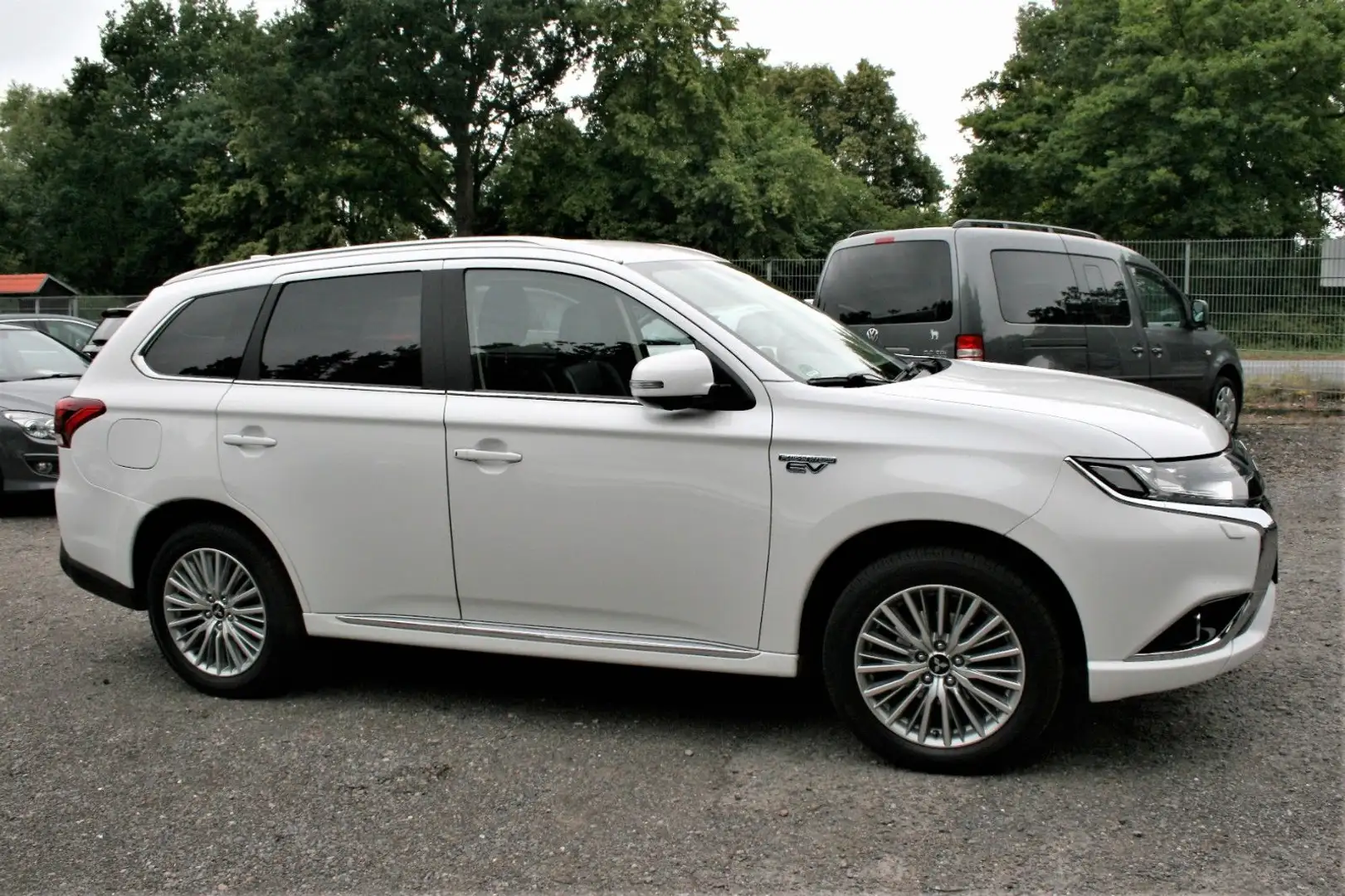 Mitsubishi Outlander PHEV Plus 4WD+Xenon+360°+AHK+PDC+Leder Weiß - 2
