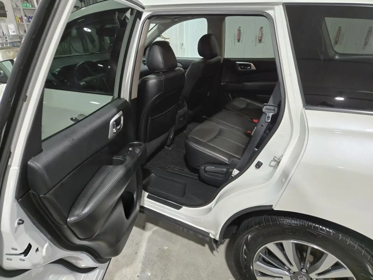 Nissan Pathfinder снимка Nissan Pathfinder