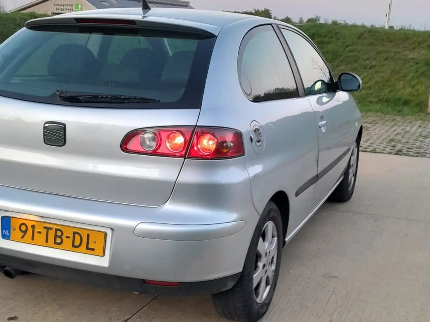 SEAT Ibiza Ibiza 1.4-16V Sensation Grijs - 1