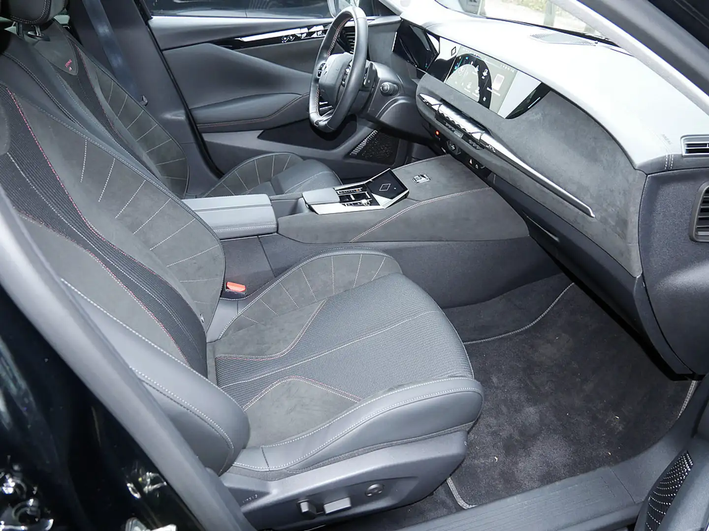 DS Automobiles DS 4 E-TENSE 225 Performance Line + ACC HUD Schwarz - 2