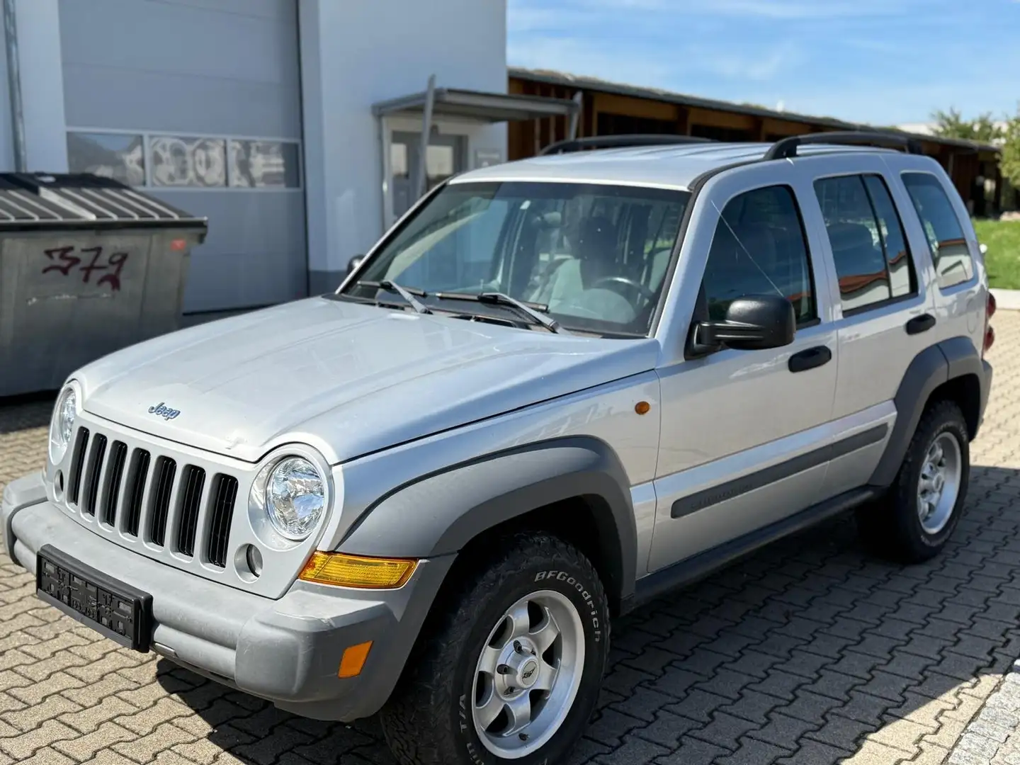 Jeep Cherokee 2.8 CRD Style Grau - 1