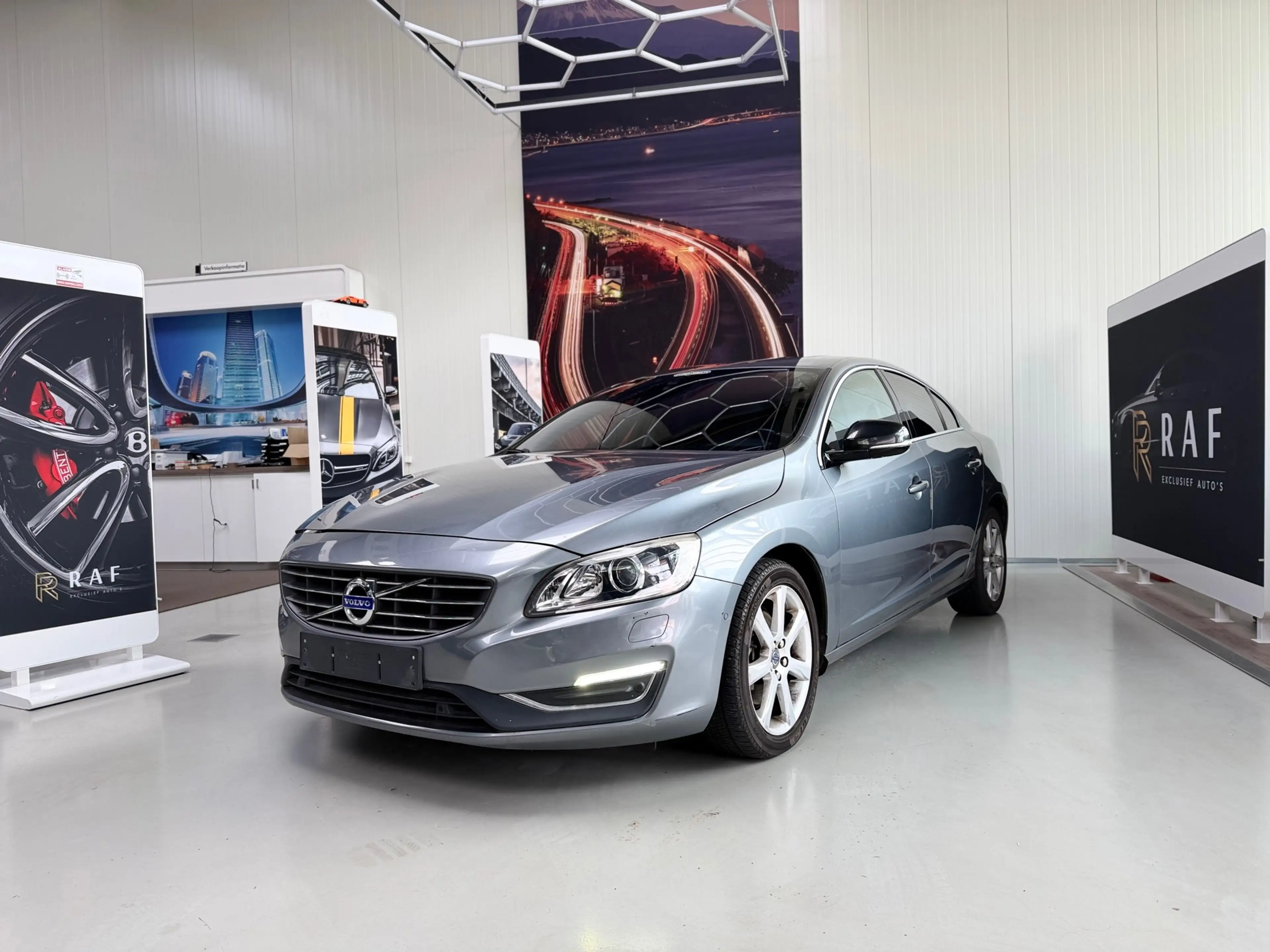 Volvo S60 2.0 D3 SummumAutomaat,Kanteldak,Cruise,Leer.