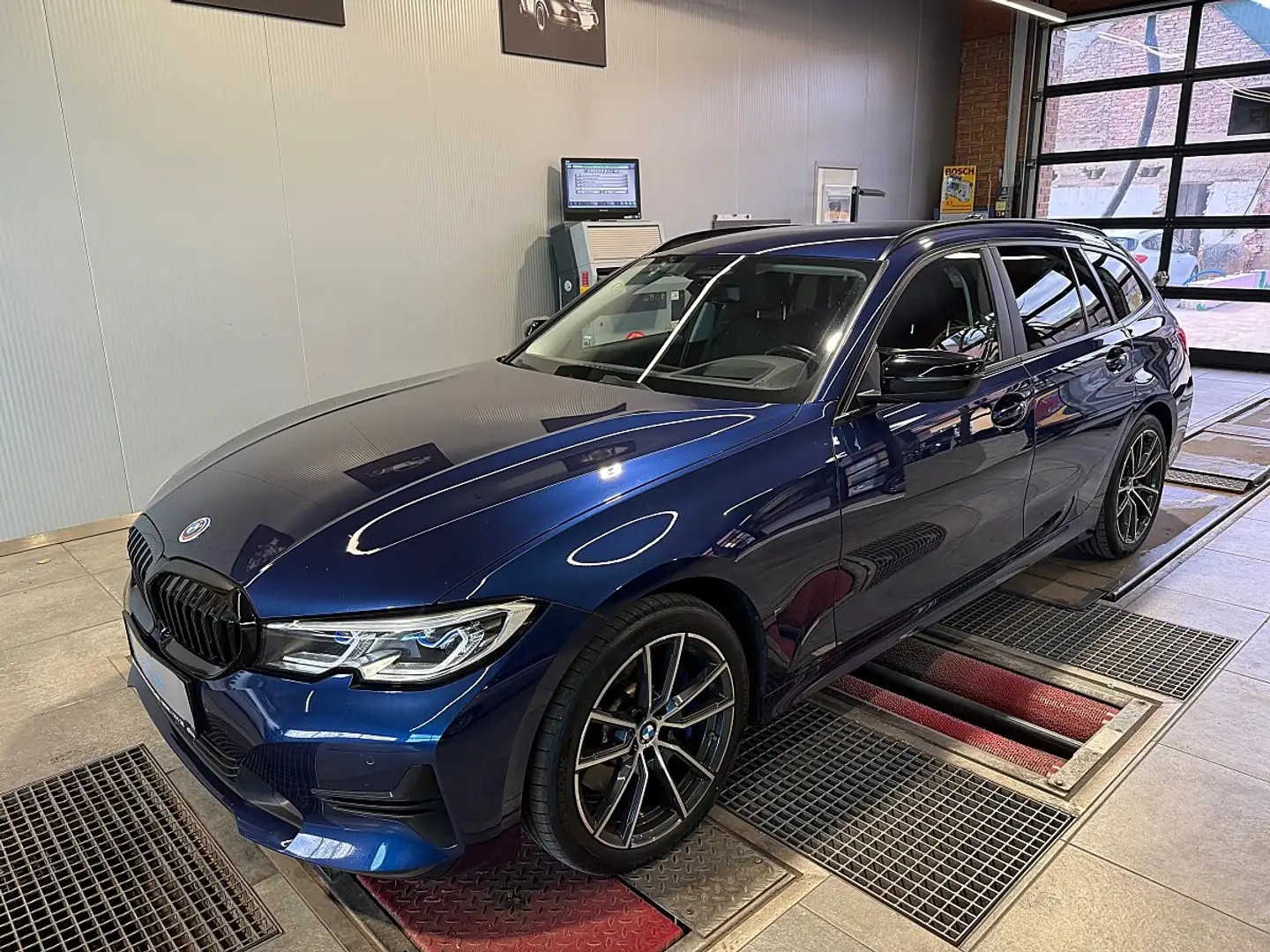 BMW 330 d Touring Aut. Sport ** TOP Zustand ** Blau - 1