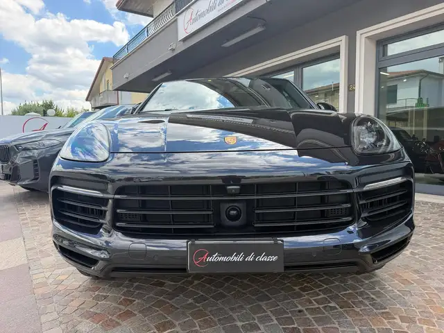 Porsche Cayenne view 3