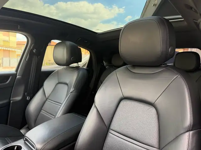 Porsche Cayenne view 13